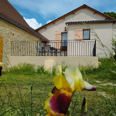 En Perigord Proche De Lascaux بيت للعطل